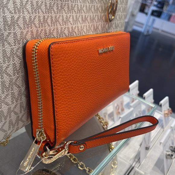 MICHAEL KORS
Jet Set Travel Large Pebbled Leather Wristlet Wallet Phone Holder - Picture 16 of 16